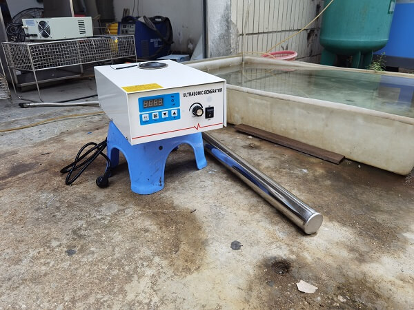 Ultrasonic generator with long rod